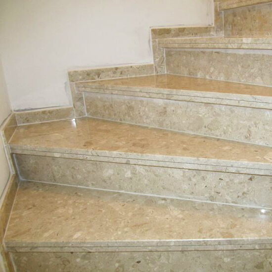 Innentreppe Naturstein um die Ecke gehend