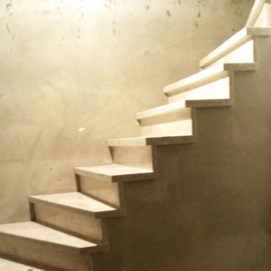 Gemauerte Treppe mit Naturstein