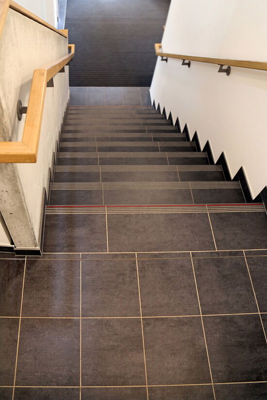 Treppe gefliest – Blick von oben mit Handlauf